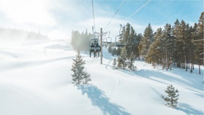 Elevador para esqui em uma paisagem nevada.